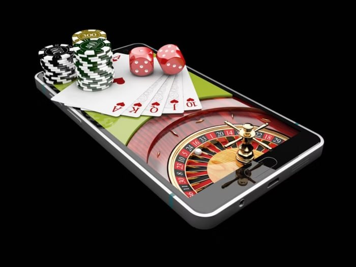 Device performance optimization and battery management for extended mobile gaming sessions